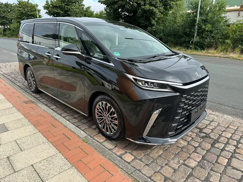 4 X Lexus LM350h Executive, NEW, On stock in Bremerhaven