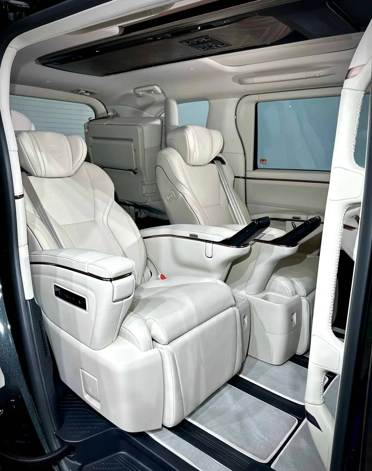 7 X Lexus LM350h Executive, NEW, On stock in Bremerhaven – 4