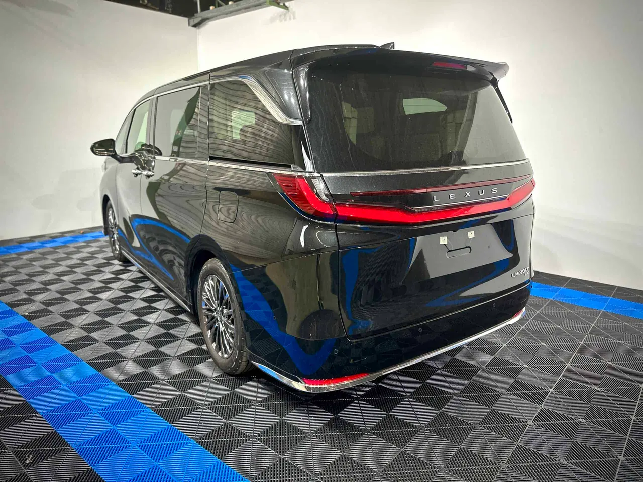 7 X Lexus LM350h Executive, NEW, On stock in Bremerhaven – 5