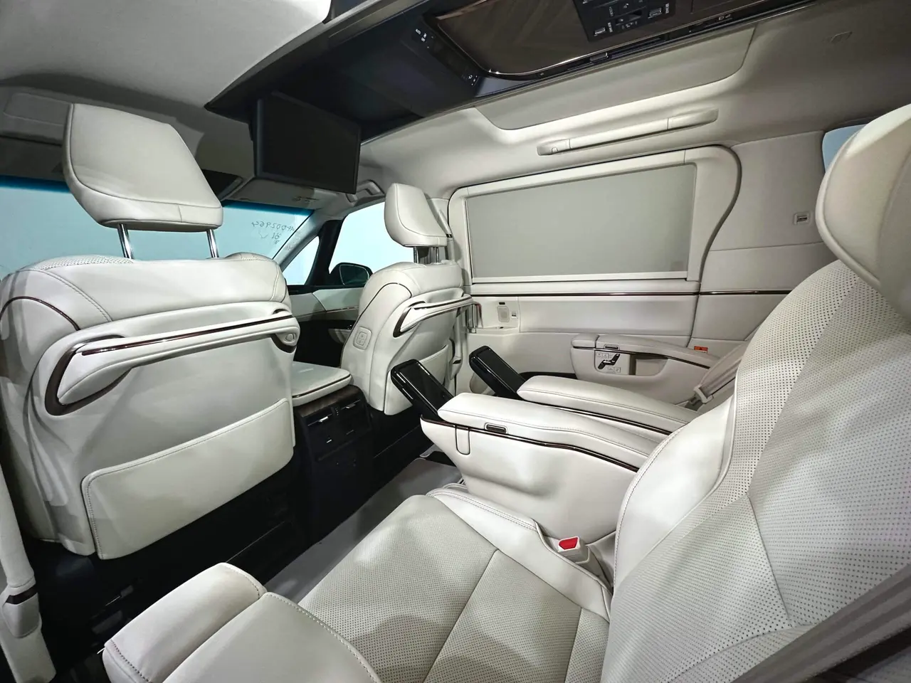 7 X Lexus LM350h Executive, NEW, On stock in Bremerhaven – 8