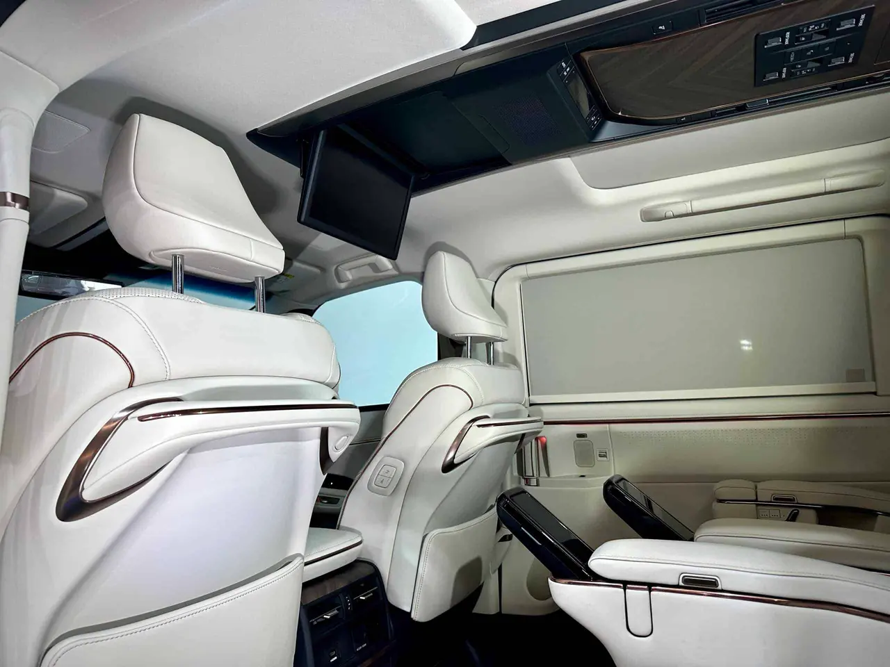 7 X Lexus LM350h Executive, NEW, On stock in Bremerhaven – 16