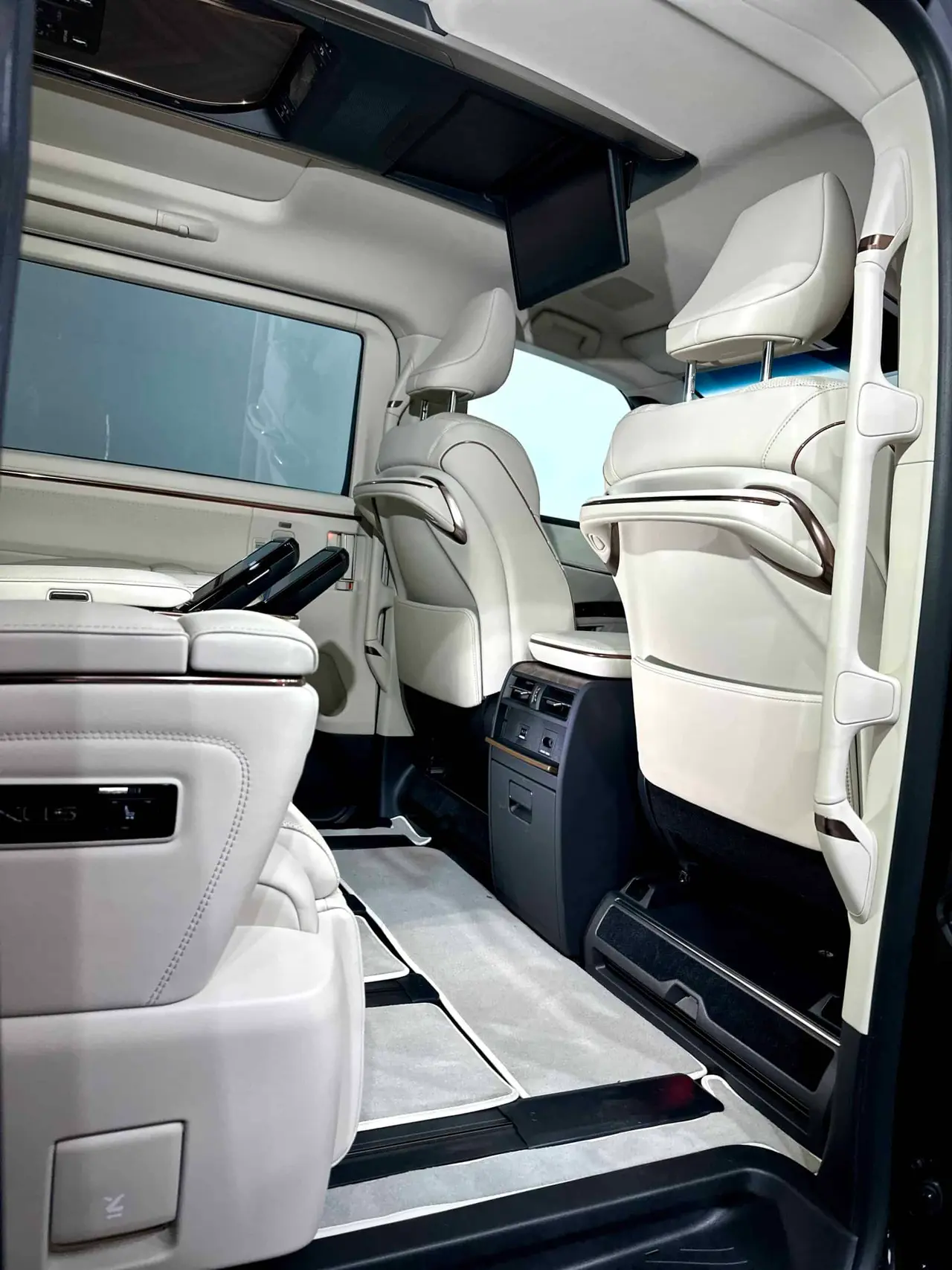 7 X Lexus LM350h Executive, NEW, On stock in Bremerhaven – 20